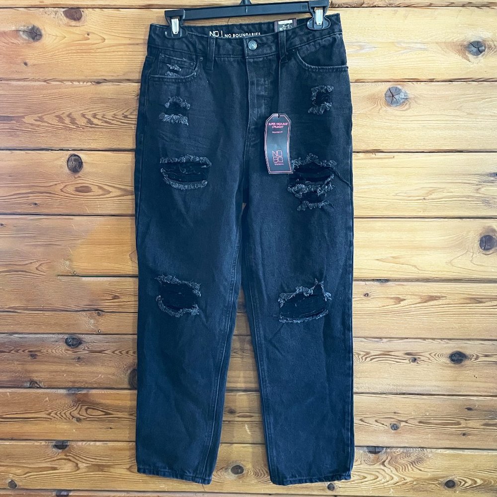 NWT No Boundaries Distressed women's 90's Jeans Size 5